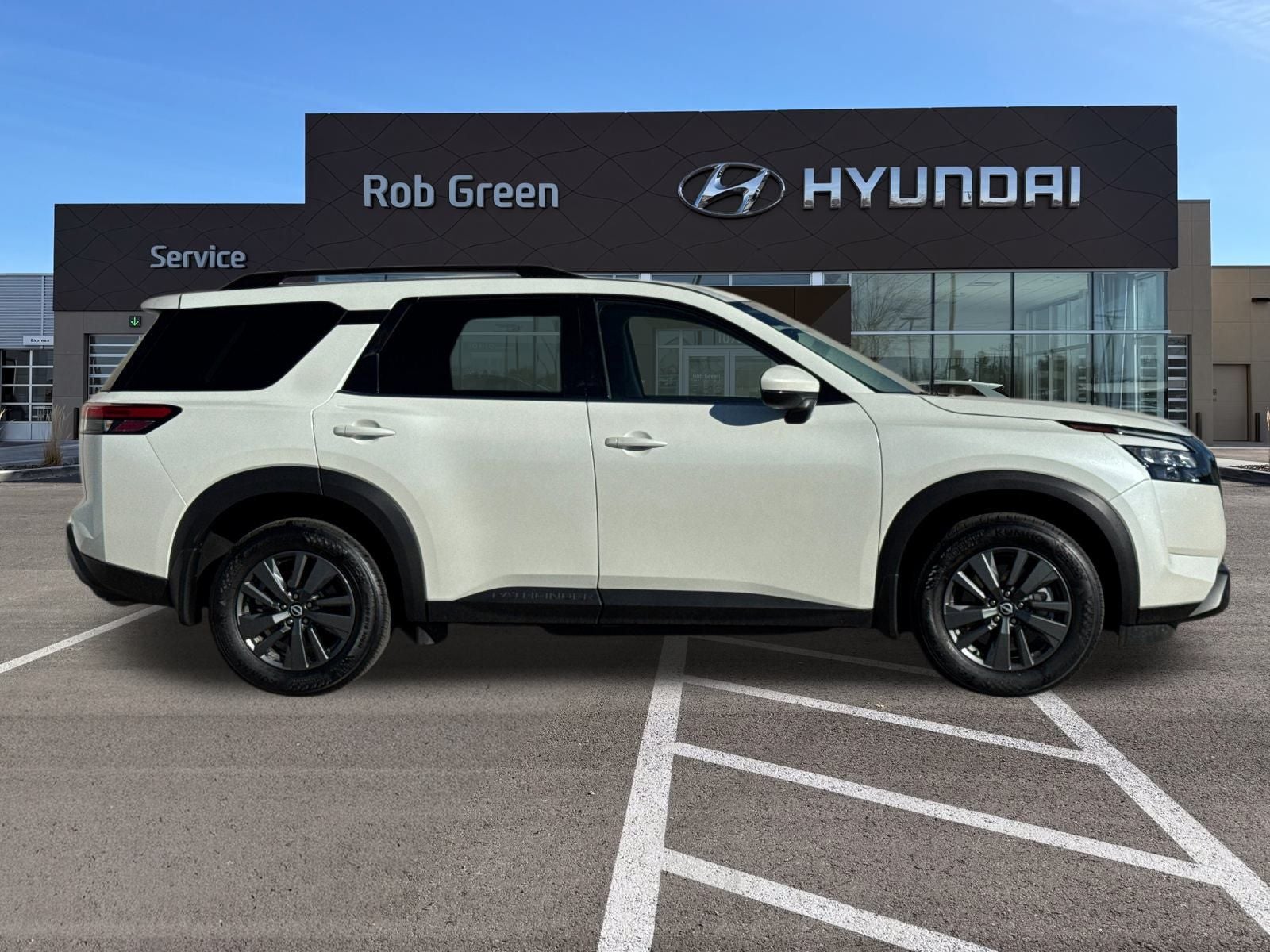 2024 Nissan Pathfinder SV